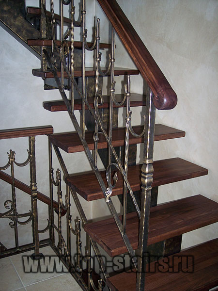 лестница на косоуре с коваными ограждениями